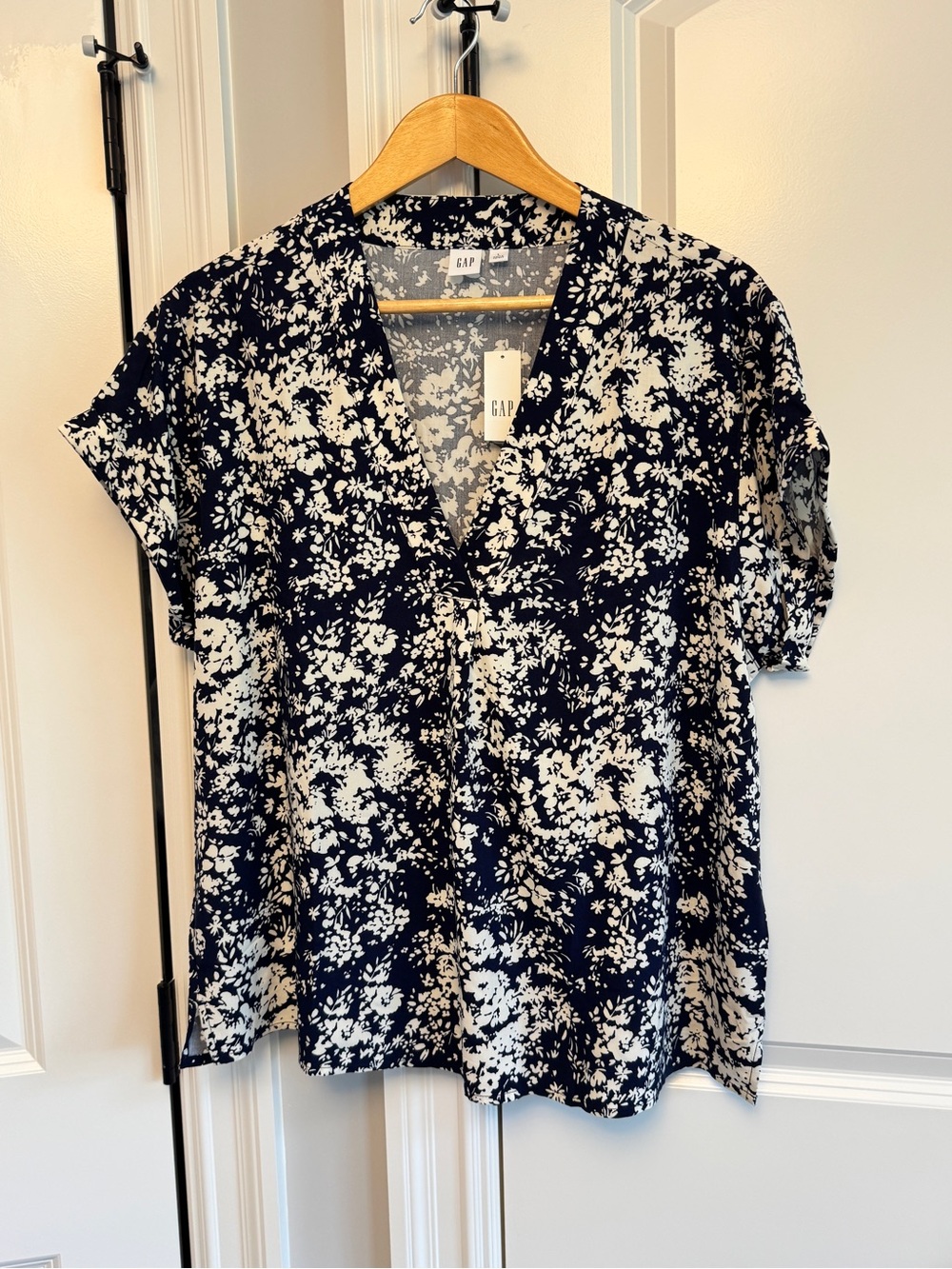GAP Navy and White Floral V-Neck Button Front Top